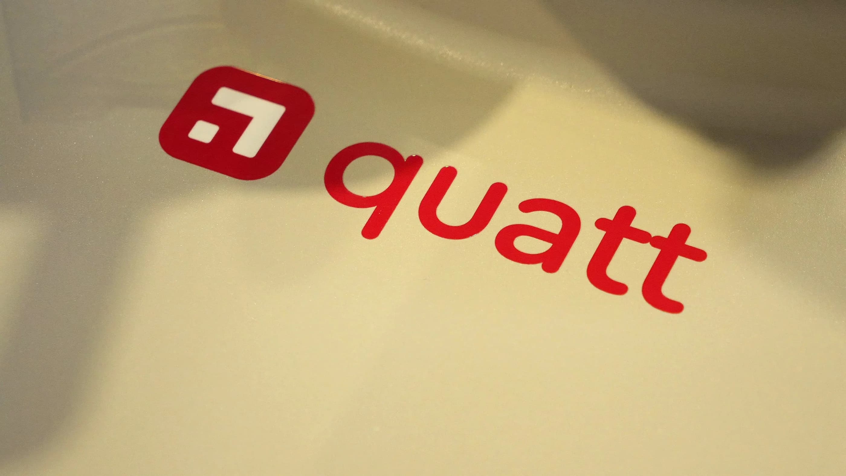 Логотип quatt на корпусе изделия